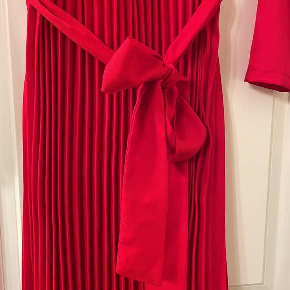 Pretty Little Things pleated midi dress - Picture 2 of 5